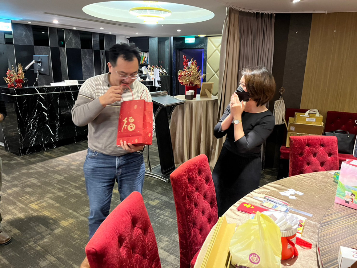 1.交換禮物 (2)